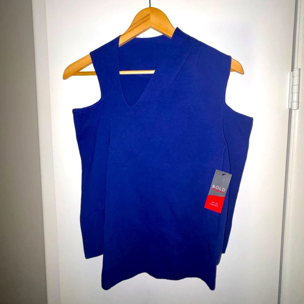 NWT- Unique Shoulder Cut Sweater